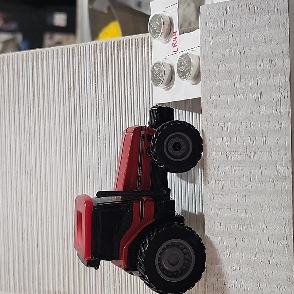 Case IH Magnum 7250 MFWD Diecast Tractor 1:64 w/ Engine Sound!